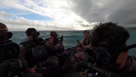 Ejercicio-De-Entrenamiento-Militar-De-Los-Soldados-Del-Pelotón-De-Reconocimiento-Anfibio-De-Los-Marines-Estadounidenses-Con-Balsas-De-Goma,-Equipo-De-Buceo-Y-Trabajo-En-Equipo,-Okinawa,-Japón