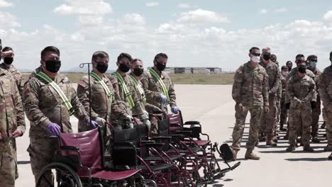 Los-Soldados-Saludan-Al-Avión-Comercial-De-Pasajeros-De-Southwest-Airlines-Lleno-De-Refugiados-Y-Evacuados-Afganos-En-Fort-Bliss,-Texas,-Una-Parada-En-El-Camino-Del-Reasentamiento.