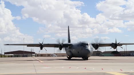 Soldados-Y-Aviadores-De-La-Fuerza-De-Tarea-Conjunta-Holloman-Afb-Reciben-A-Los-Primeros-Refugiados-Y-Evacuados-Afganos-A-Bordo-De-Un-C-130j-Super-Hercules,-Los-Aliados-De-La-Operación-Son-Bienvenidos