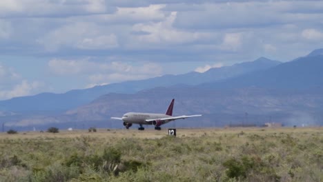 Soldados-Y-Aviadores-De-La-Fuerza-De-Tareas-Conjunta-Holloman-Afb-Reciben-A-Los-Primeros-Refugiados-Y-Evacuados-Afganos-A-Bordo-De-Un-Vuelo-Chárter-Comercial,-Los-Aliados-De-La-Operación-Son-Bienvenidos