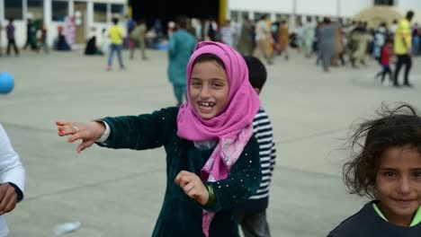 Operation-Verbündete-Evakuierte-Kinder-Und-Flüchtlinge-Lächeln-Für-Den-Fotografen,-Während-Sie-Auf-Die-Bearbeitung-Auf-Dem-Luftwaffenstützpunkt-Ramstein,-Deutschland,-Warten