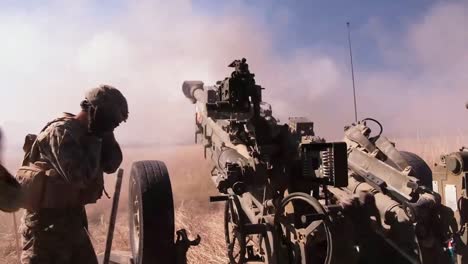 Soldados-De-La-Fuerza-De-Defensa-Australiana-Y-Marines-Estadounidenses-Disparan-Proyectiles-De-Artillería-De-Obuses,-Ejercicio-Talismán-Sable-21,-Australia