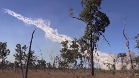 Los-Sistemas-De-Cohetes-De-Alta-Movilidad-De-Los-Marines-Estadounidenses-Disparan-Un-Bombardeo,-Ejercen-El-Sable-Talismán-21-Con-Las-Fuerzas-De-Defensa-Australianas