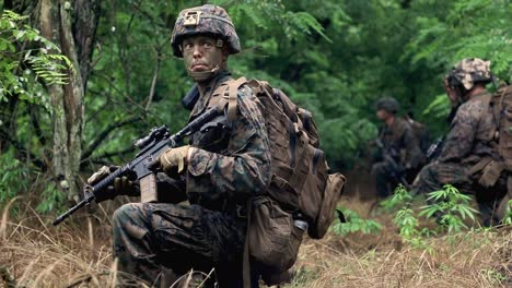 Marines-Estadounidenses-Camuflados,-Practican-Tácticas-Militares-De-Infantería-Y-Sigilo-Durante-El-Ejercicio-De-Entrenamiento-Multilateral-Brisa-Marina-21