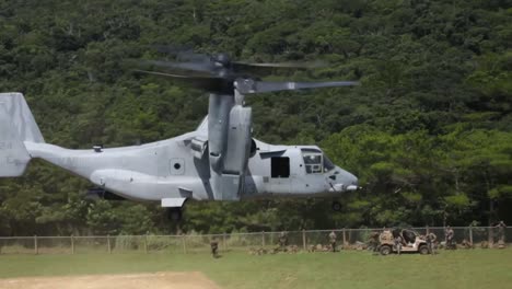 US-Marinesoldaten-Führen-Militärische-Trainingsoperationen-Zur-Vorwärtsbewaffnung-Und-Zum-Auftanken-Durch,-V-22-Osprey-Vtol-In-Okinawa