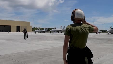 Cockpit--Und-Bodenaufnahmen-Von-Marine-Corp-Aviation-Vmfa-232-Jet-Fighter-Operations-Auf-Der-Andersen-Air-Force-Base,-Guam