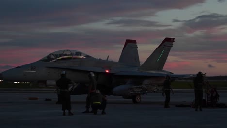 Dramatische-Bodenaufnahmen-Des-Flugbetriebs-Der-Marine-Corp-Aviation-Vmfa-232-Bei-Sonnenuntergang-Auf-Dem-Luftwaffenstützpunkt-Andersen-In-Guam