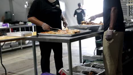 Preparación-De-Alimentos,-Parte-De-La-Operación-Aliados-Bienvenidos,-En-Una-Cocina-Industrial,-Alimentando-A-Refugiados-Afganos-En-Fort-Bliss,-Nuevo-México