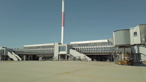 Conduzca-Por-Imágenes-De-La-Pista,-Los-Puentes-De-Reacción-Y-La-Terminal-Del-Aeropuerto-En-Ramstein-Afb