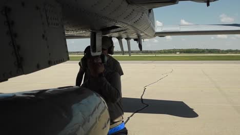 Mantenimiento-Del-Avión-De-Combate-A-10-Thunderbolt-Ii-Y-Comprobaciones-Previas-Al-Vuelo-Por-Parte-De-La-Tripulación-De-Tierra,-Volk-Field,-Wisconsin