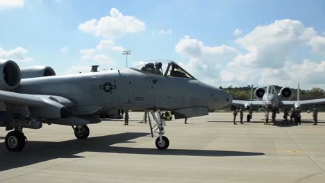 Zweistrahlige-A-10-Thunderbolt-II-Düsenjäger-Rollen-Auf-Dem-Rollfeld-Und-Der-Landebahn,-Bevor-Sie-Vom-Volk-Field,-Wisconsin,-Abheben