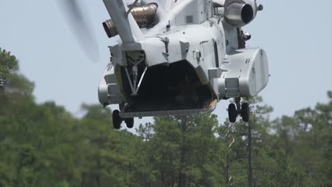 Us-Marine-Corp-Maj-Gen-Cederholm-Pilotiert-Einen-Ch-53-Sea-Stallion-Schwerlast-transporthubschrauber,-Camp-Lejeune,-Nc