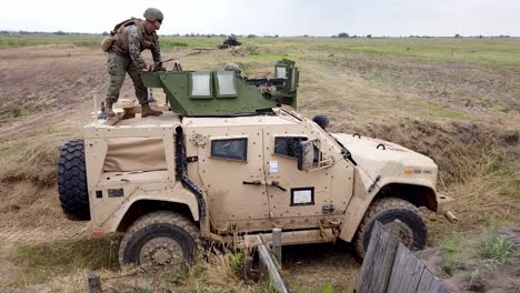 US-Marinesoldaten-Führen-Während-Der-Übung-Sea-Breeze-21,-Einer-Veranstaltung-Mehrerer-Nationen,-Ukraine,-Live-Feuerwaffentraining-Durch