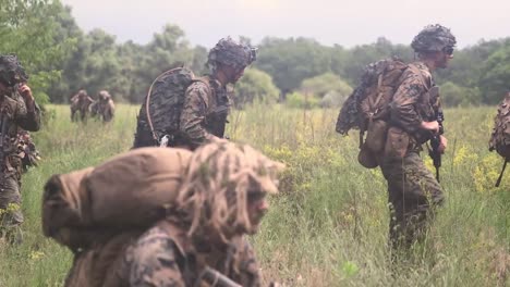 US-Marinesoldaten-Führen-Während-Der-Übung-Sea-Breeze-21,-Einer-Veranstaltung-Mehrerer-Nationen,-Ukraine,-Live-Feuerwaffentraining-Durch