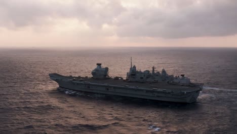 Vista-Aérea-De-Una-Operación-De-Reabastecimiento-De-Combustible-Y-Reabastecimiento-Del-Hms-Queen-Elizabeth-De-La-Marina-Real-En-El-Mar-Del-Sur-De-China