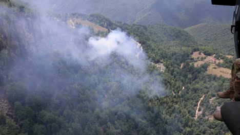 2921-Task-Force-Valkyie-1-169th-Aviation-Regiment-Hubschrauber-Bekämpft-Lauffeuer-In-Dicht-Bewaldeten-Verfluchten-Bergen,-Kosovo