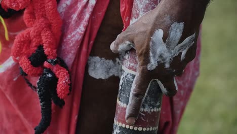 El-Clan-Bindal-Realiza-Una-Ceremonia-De-Fumar,-En-Honor-A-Su-Tierra-Y-A-Sus-Antepasados,-Para-Ejercitar-A-Los-Soldados-De-Sable-Talismán