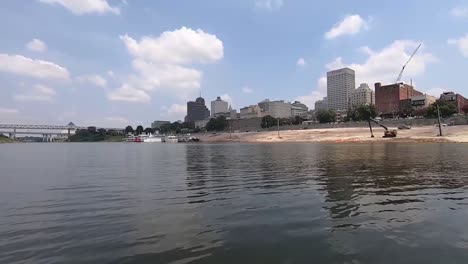 Blick-Vom-Mississippi-Auf-Das-Baugebiet-Des-Tom-Lee-Park-Am-Wasser-Und-Die-Skyline-Der-Innenstadt-Von-Memphis,-Tn