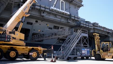 Una-Grúa-Quita-Un-Pórtico-Mientras-Se-Prepara-Para-La-Partida-Del-Uss-Carl-Vinson,-Desplegándose-Desde-San-Diego