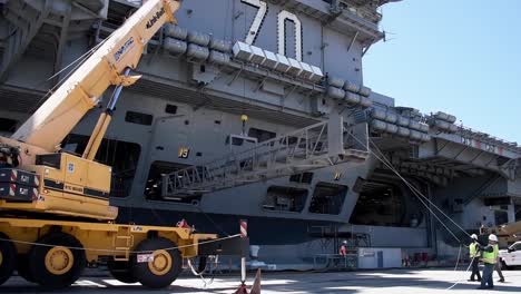 Una-Grúa-Quita-Un-Pórtico-Mientras-Se-Prepara-Para-La-Partida-Del-Uss-Carl-Vinson,-Desplegándose-Desde-San-Diego