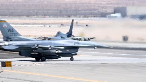 Aviones-De-Combate-De-La-Fuerza-Aérea-De-EE.-UU.-Taxi-Y-Despegue-En-El-Calor-Del-Desierto-Brillante-Durante-La-Operación-Bandera-Roja-21-3,-Nellis-AFB,-Nevada