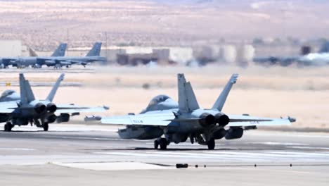 Aviones-De-Combate-De-La-Fuerza-Aérea-De-EE.-UU.-Taxi-Y-Despegue-En-El-Calor-Del-Desierto-Brillante-Durante-La-Operación-Bandera-Roja-21-3,-Nellis-AFB,-Nevada