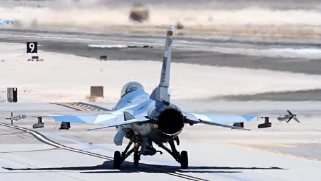 Aviones-De-Combate-De-La-Fuerza-Aérea-De-EE.-UU.-Taxi-Y-Despegue-En-El-Calor-Del-Desierto-Brillante-Durante-La-Operación-Bandera-Roja-21-3,-Nellis-AFB,-Nevada