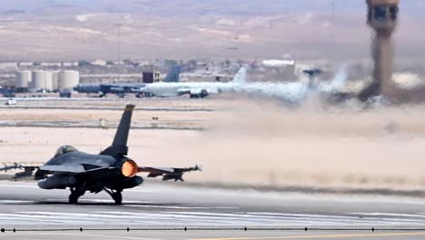 Aviones-De-Combate-De-La-Fuerza-Aérea-De-EE.-UU.-Taxi-Y-Despegue-En-El-Calor-Del-Desierto-Brillante-Durante-La-Operación-Bandera-Roja-21-3,-Nellis-AFB,-Nevada