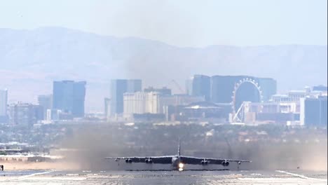 52-stratofortress-Der-Us-luftwaffe-Hebt-Ab,-Kc-46-Pegasus-Taxis-In-Der-Wüstenhitze-Während-Roter-Flagge-21-3,-Nellis-Afb,-Las-Vegas