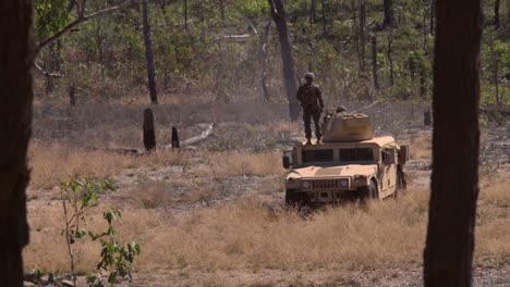 Los-Infantes-De-Marina-Estadounidenses-Realizan-Un-Ejercicio-De-Entrenamiento-Militar-Expedicionario-Con-Ametralladora-M240b-Montada-En-Humvee-Desmontada