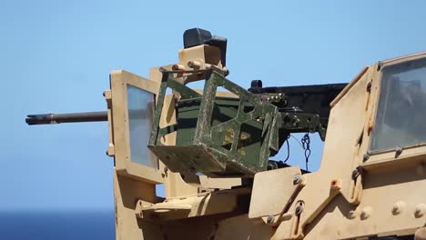 Marines-Estadounidenses-Conducen-Armas-Pesadas,-Ametralladora-Montada-Humvee-Entrenamiento-Militar-Con-Fuego-Vivo,-Base-Del-Cuerpo-De-Marines-Hawaii