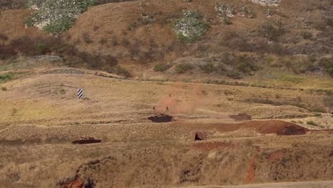 Marines-Estadounidenses-Conducen-Armas-Pesadas,-Ametralladora-Montada-Humvee-Entrenamiento-Militar-Con-Fuego-Vivo,-Base-Del-Cuerpo-De-Marines-Hawaii