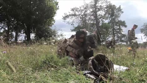 Los-Mejores-Competidores-Guerreros-En-Un-Ataque-Químico-Simulado-Durante-El-Ejercicio-De-Entrenamiento-De-Patrulla-De-Combate-Responden-Al-Ataque-Con-Armas-Químicas