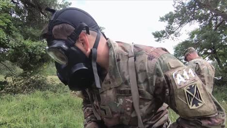 Los-Mejores-Competidores-Guerreros-En-Un-Ataque-Químico-Simulado-Durante-El-Ejercicio-De-Entrenamiento-De-Patrulla-De-Combate-Responden-Al-Ataque-Con-Armas-Químicas