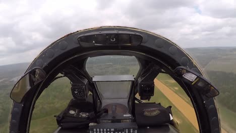 Cockpit-Aufnahmen-Eines-Fairchild-Republic-A-10-Thunderbolt-II-Warzenschwein-Kampfjets-Mit-Enger-Unterstützung,-Der-über-Ländliches-Gelände-Fliegt