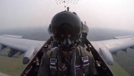 Imágenes-De-Cabina-De-Un-Fairchild-Republic-A-10-Thunderbolt-II-Warthog-Piloto-De-Avión-De-Combate-De-Apoyo-Cercano-Que-Vuela-Sobre-Terreno-Rural