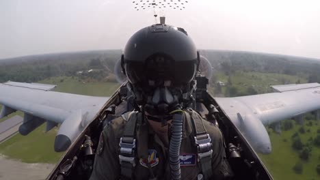 Imágenes-De-La-Cabina-De-Fairchild-Republic-A-10-Thunderbolt-II-Warthog-Apoyo-Cercano-Piloto-De-Avión-De-Combate-Aterrizando-En-Una-Carretera-De-Michigan