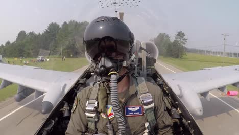 Imágenes-De-La-Cabina-De-Fairchild-Republic-A-10-Thunderbolt-II-Warthog-Apoyo-Cercano-Piloto-De-Avión-De-Combate-Rodando-En-Una-Carretera-De-Michigan