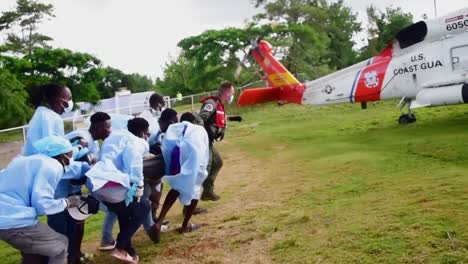 La-Guardia-Costera-De-Los-EE.-UU.-Helicóptero-Jayhawk-Medivac-Crew-Medivac-Asiste-A-Médicos-Haitianos-Que-Brindan-Ayuda-A-Las-Víctimas-Del-Terremoto