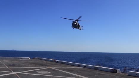 Los-Marines-Estadounidenses-Realizan-Un-Simulacro-De-Cuerda-Rápida-Desde-Un-Helicóptero-Veneno-Uh-y1-En-La-Cubierta-Del-Uss-New-Orleans