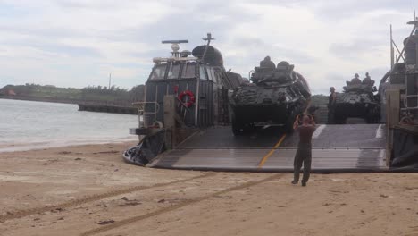 Infantes-De-Marina-Estadounidenses-Con-Reconocimiento-Amoroso-Ligero-Realizan-Operaciones-De-Entrenamiento-De-Descarga-Táctica-Militar-En-Una-Playa-En-Okinawa,-Japón