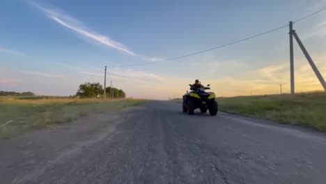 Soldado-Ucraniano-Monta-Un-Atv-En-El-Frente-De-Guerra-En-Donbas,-Ucrania