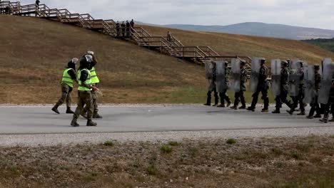 Mitglieder-Der-Kosovo-Force-29-Und-Nato-partner-Einsatzprobe-übung-Ebene-2-Große-Menschenmenge-Und-Aufstandsbekämpfung-Training