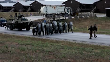 Mitglieder-Der-Kosovo-Force-29-Und-Nato-partner-Einsatzprobe-übung-Ebene-2-Große-Menschenmenge-Und-Aufstandsbekämpfung-Training