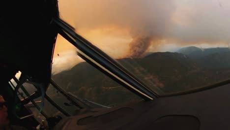 La-Guardia-Nacional-Aérea-De-California-Arroja-Retardante-De-Fuego-En-Dixie-Fire-Desde-Un-Avión-C-130,-Ayudándonos-A-Los-Bomberos-Del-Servicio-Forestal