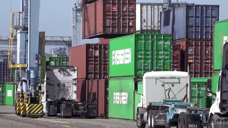 Long-Beach-Sea-Port-Shipping-Und-Containerbetrieb-Während-Der-Lieferkettenkrise,-Einschließlich-Schiffe,-Lastwagen,-Kräne,-Ca