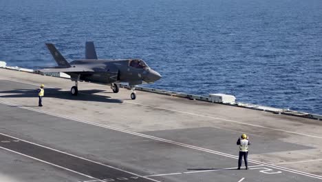 Taxis-De-Aviones-De-Combate-Italianos-Durante-Una-Operación-De-Cross-dock,-Hms-Queen-Elizabeth-Y-Su-Cavour,-Mar-Mediterráneo