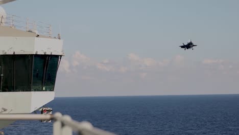 Caza-A-Reacción-Italiano-Aterriza-Durante-Una-Operación-De-Cross-dock,-Hms-Queen-Elizabeth-Y-Su-Cavour,-Mar-Mediterráneo