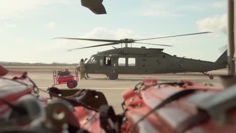 Los-Soldados-De-La-Brigada-De-Aviación-De-Combate-36-Luchan-Contra-Los-Incendios-Forestales,-Utilizando-Helicópteros-Uh-60-Black-Hawk-En-El-Bosque,-Bastrop,-Texas