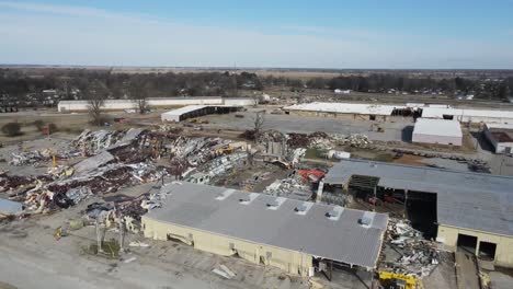 Antena-De-Vuelo-De-Drones-De-Un-Complejo-Industrial-Rural-Destruido-Por-Fuertes-Vientos-Durante-Un-Raro-Evento-De-Tornado-De-Invierno